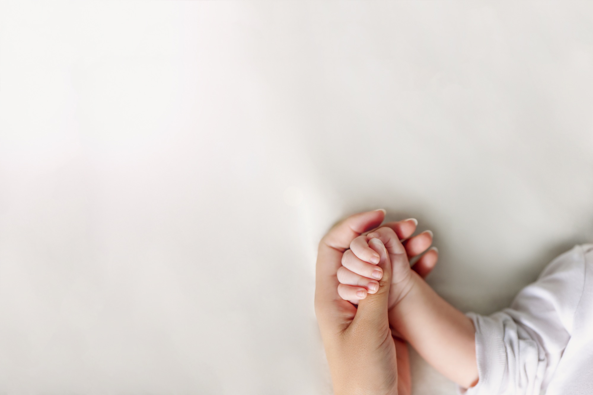 Hand van een ouder en een babyhandje